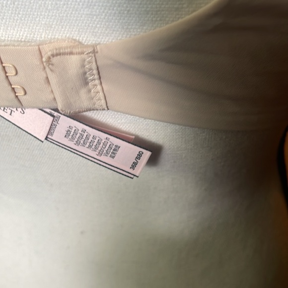Never Worn Victorias Secret Smooth 36B Nude Bra - Picture 4 of 4